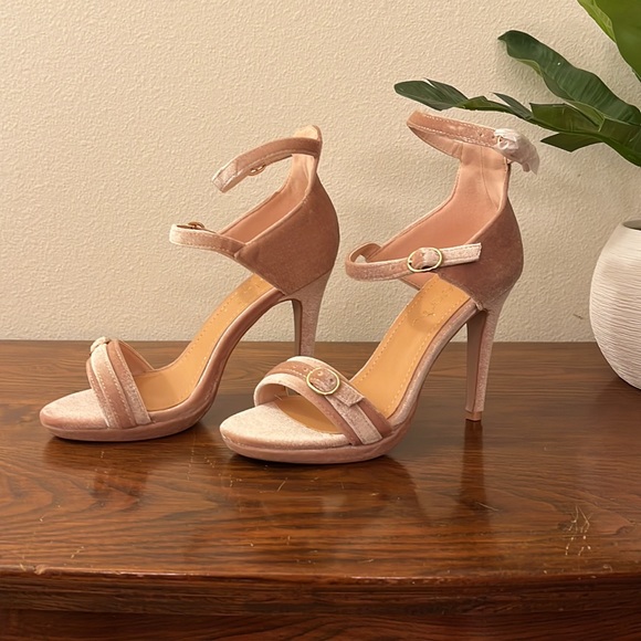 NEW Pink Velvet Heels - Picture 4 of 10